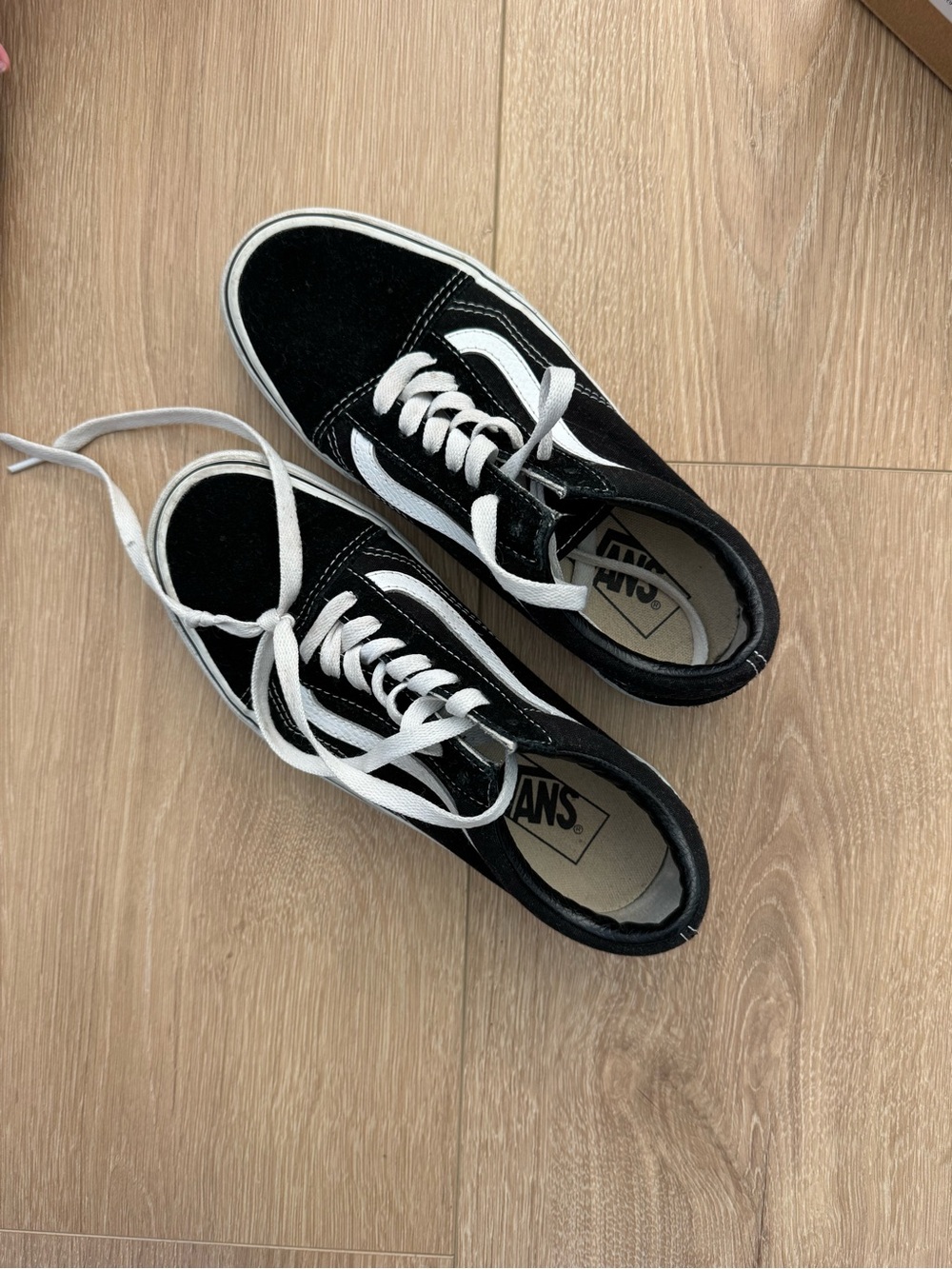 Women Vans Old Skool Sneakers in Black and White